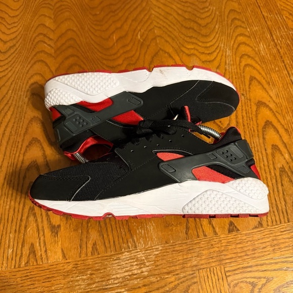 Nike Air Huarache Black Red White Bred Sneakers Men 8 or Women's 9.5 318429-016 - Picture 7 of 16